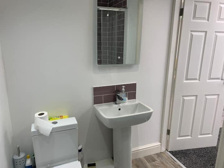 Huge Studio Close To City Centre With Free Secure Parking Leeds  Esterno foto
