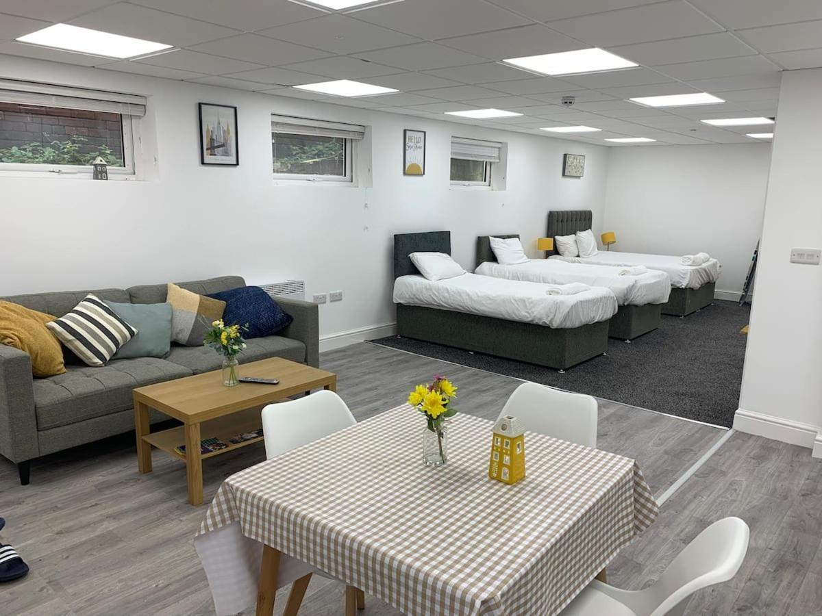 Huge Studio Close To City Centre With Free Secure Parking Leeds  Esterno foto