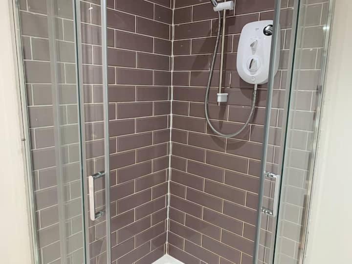 Huge Studio Close To City Centre With Free Secure Parking Leeds  Esterno foto